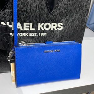 MICHAEL KORS LARGE DOUBLE ZIP WRISTLET
Electric Blue